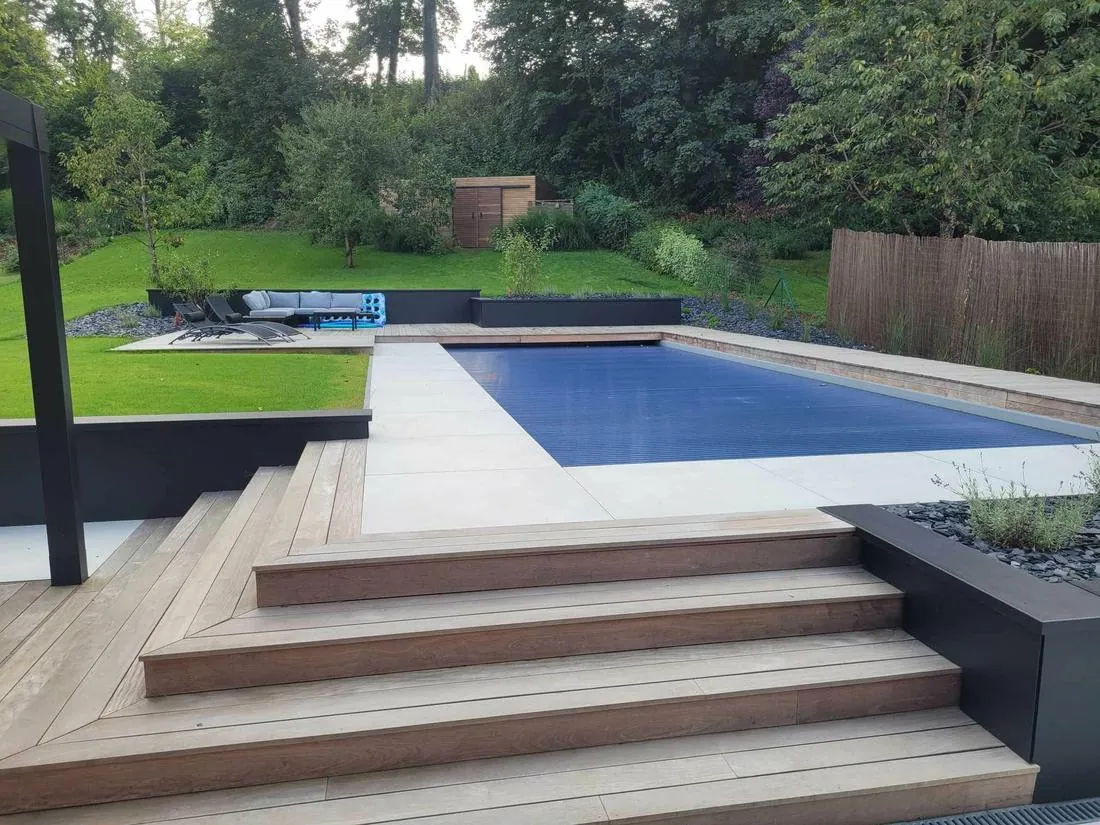 Terrasse et piscine, abri en arrière-plan