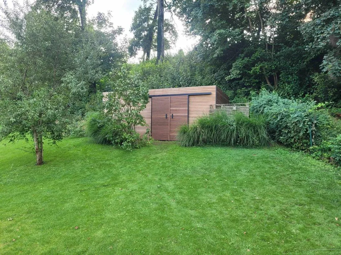 Vue d'ensemble dans son écrin de verdure