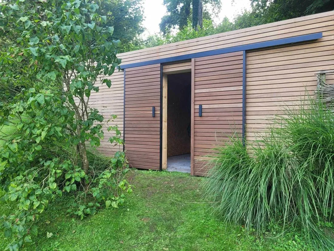 Portes coulissantes, finition cèdre