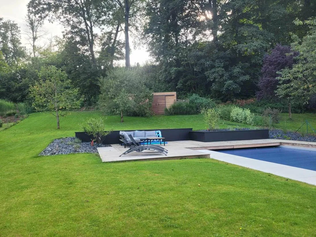 L'abri intégré au jardin, vue sur la piscine